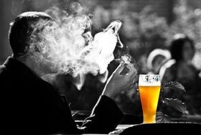 pitie alkoholu stimuluje nutkanie fajčiť