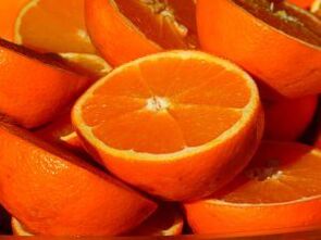 vitamín C obsiahnutý v pomarančoch je eliminovaný nikotínom