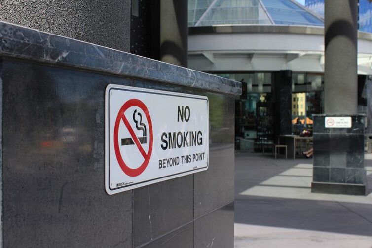zákaz fajčenia na verejných miestach podporuje odvykanie od fajčenia