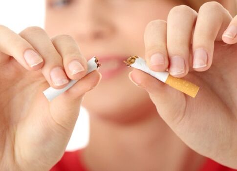 dievča rozbije cigaretu a prestane fajčiť